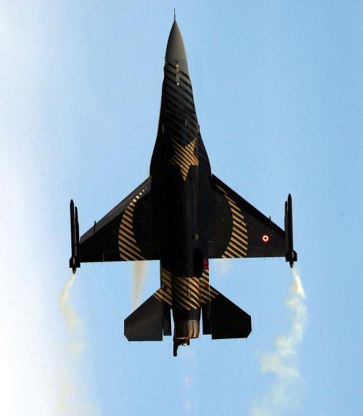 'Solo Türk' adı verilen ve çeşitli donanımlarla güçlendirilen F-16 savaş uçağı, tek başına sergilediği gösterilerle, Türk Yıldızları gibi nefesleri kesti.