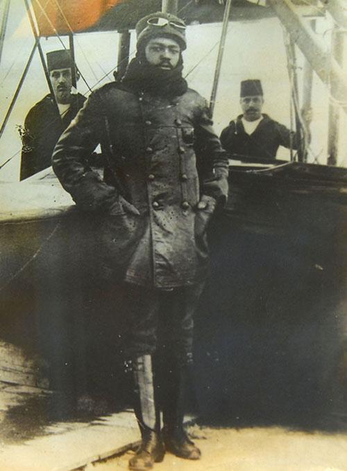 NTV Tarih Dergisi, d&uuml;nyanın ilk siyah pilotunun bir T&uuml;rk olduğu iddia etti ve belgelerini yayınladı. Dergi, Arap Ahmet olarak tanınan Ahmet Ali'nin 1916 yılında d&uuml;nyanın ilk siyah pilotu olduğunu yazdı.