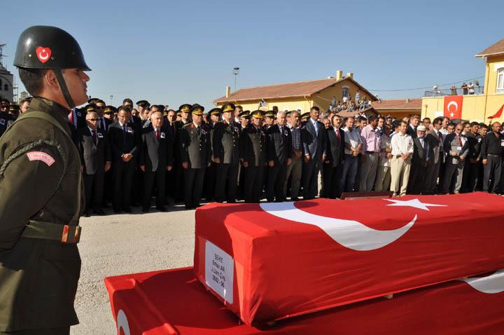 Törene TBMM Başkanı Cemil Çiçek, Başbakan Yardımcısı Bekir Bozdağ ile askeri ve sivil bürokratlar katıldı. İstasyon Meydanı'nı dolduran binlerce vatandaş, şehit uzman çavuşun namazını kıldı. Şehidin eşi Ayşegül Ar, törende metanetini korudu. Ayşegül Ar, 6 yaşındaki oğlu Mustafaya, "Oğlum şerefsizler sevinmesin, bir asker selamı ver" diye seslendi.