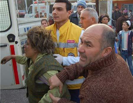 Manisanın Turgutlu ilçesinde çıkan yangında, annelerinin üzerlerine kapıyı kilitleyerek gittiği evde 2 ve 4 yaşlarındaki iki kardeş feci şekilde can verdi.