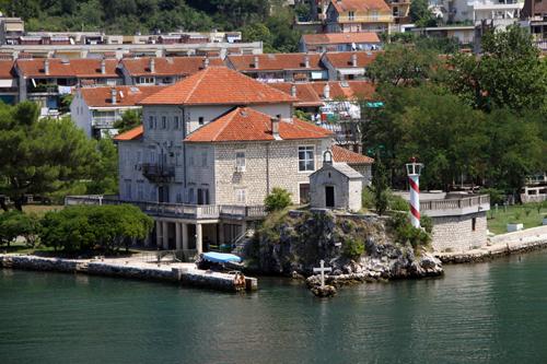 Limanın arkasındaki yerleşim eski Kotor.