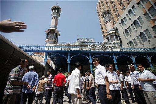 Doğu Türkistan'ı işgal ederek adını Sincan Uygur Özerk Bölgesi ilan eden Çin bu hafta olaylar nedeniyle Cuma namazı kılınmasını yasakladı ama halk yasağı tanımadı. Namaz sonrası olaylar çıktı.