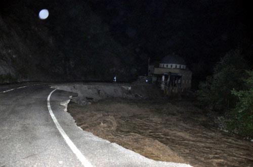 TRABZON'UN SALPAZARI ILCESINDE ETKILI OLAN SAGANAK NEDENIYLE AGASAR DERESI TASTI, SEL SULARI VE SELIN GETIRDIGI MALZEMELER IKI EV VE BIR KAHVEHANEDE HASARA YOL ACTI.
