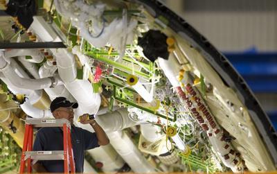ABD'li uçak üreticisi Boeing, yıllardır piyasaya sürmeye çalıştığı ve üretiminde metal kullanılmayan 'rüya uçağı' 787 Dremliner modelini Japon All Nippon Airways'e teslim etti.