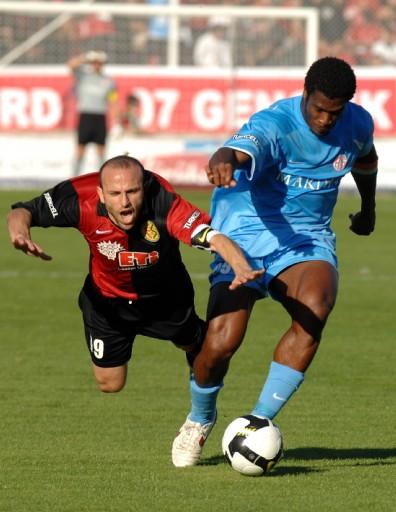 Turkcell Süper Lig'de Antalyaspor-Eskişehirspor karşılaşması başladığı gibi 0-0 berabere sona erdi.