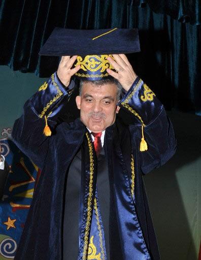 Cumhurbaşkanı Abdullah Gül'e, Bişkek'teki Yusuf Balasagun Milli Üniversitesi tarafından fahri profesör unvanı verildi. Gül'e fahri profesörlük diploması sunulurken kep ile cübbe giydirildi.