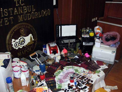 Sahtecilik konularına bakan Mali Polis g&ouml;revlileri, yaklaşık 2 ay &ouml;nce T&uuml;rkiye'den sınır dışı edilen bir İranlının y&uuml;zlerce kişiye sahte pasaport yaptığını belirledi. İhbar &uuml;zerine başlatılan operasyonda zanlının evinde değeri 500 bin Euro'ya ulaşan sahte pasaportlar ele ge&ccedil;irildi. Pasaportların yanı sıra sahte vize, ispanya, İngiltere, Fransa gibi &uuml;lkelerin vatandaşlarının kimlik kartlarını da yapan İranlı'nın pasaport başına 3-4 bin Euro aldığı belirlendi.