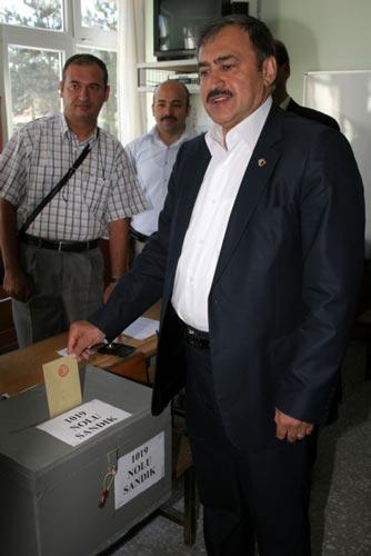 Halk oylamasının Türkiye için güzelliklere ve aydınlık geleceğine vesile olması temennisinde bulunan Çevre ve Orman Bakanı Eroğlu, ''Biraz önce gördük. Yürümekte zorluk çeken bir hanım efendi dahi oy kullanmak için geldi ve tercihini kullandı. Bu demokrasi adına ve Türkiye adına gerçekten çok önemli bir durum. Bu demokrasinin artık çok köklü bir şekilde yerleştiğinin açık bir göstergesidir. Yaşlı hanımefendi 'Ben yürüyemiyorum, evde durayım, niye gideyim?' diye düşünmedi. Koltuk değnekleriyle gelerek tercihini yaptı'' dedi.