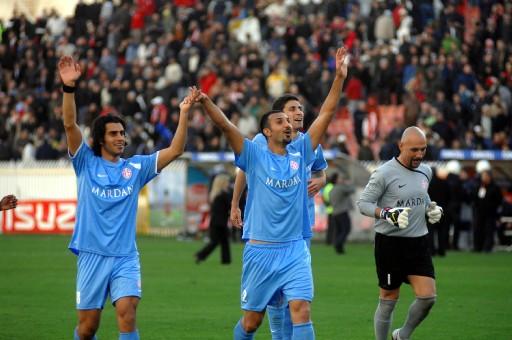 Antalyaspor, 5 dakika intika ilave edilen maçta Galatasaray'ı sahasında ilk kez yenerken sarı kartlar havada uçuştu. Bir kırmızı kart çıktı ama iptal edildi. G.Saray bu sezon 5. yenilgisini aldı