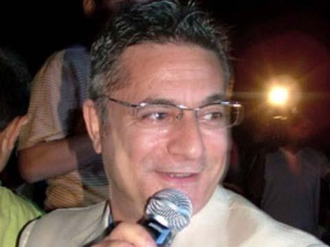 Mehmet Ali Erbil: Güldüğünde dudağı, üst çenedeki dişleri biraz kapatıyor. Bu ona sinsi bir ifade veriyor. Dişlerinin rengi biraz koyu, beyazlatma işlemi yaptırırsa daha genç görünebilir.