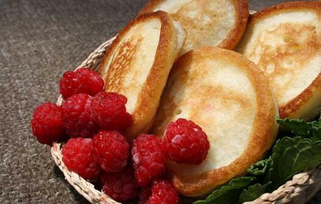 Rusya: Reçel, yaze böğürtlen, bal ve krema ile yenen pancake'ler.