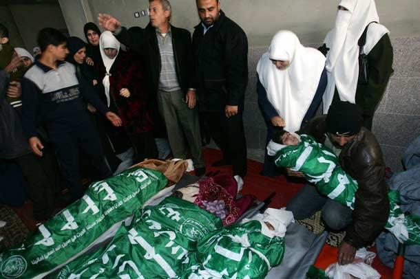 İsrail bombaladığı bir caminin yanında bulunan evde, 4 ila 17 yaş arasında 5 kız çocuğu hayatını kaybetti. İşte acı katliamın kareleri: