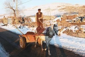 Karakale Rusyadaki 1917 devriminden sonra Ermenistan topraklarındaydı, 1921de ise Türkiyeye bağlandı. <br><br>Sam ve Harom Kardaschoff, oğulları Tatosla ve kardeşleriyle tehcirden önce 1913 yılının sonbaharında köyden kaçtılar.