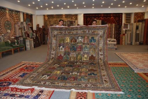 DENIZLI, EL DOKUMASI HALISIYLA DA ON PLANA CIKMAYA CALISIYOR. HEMEN BUTUN KOYLERINDE EL TEZGAHLARINDA DOKUNAN VE FIYATLARI 50 TL ILE 10 BIN TL ARASINDA DEGISEN BU HALILARA TURISTLER DE YOGUN ILGI GOSTERIYOR