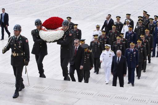 Yüksek Askeri Şura toplantısı Başbakan Erdoğan'ın başkanlığında Genelkurmay Başkanlığı Karargahı'nda başladı. Toplantıda albay ve generallerin terfileri görüşülüyor