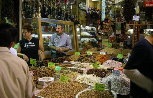 Dünyanın en eski ve en büyük alışveriş merkezleri olan Kapalıçarşı ve Mısır çarşısı mimari yapısı ve restorastonu ile ziyaretçileri büyülüyor.