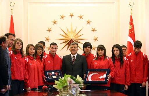Çanakkale-Ankara 12. Zafer Koşusu'na katılan atletler, Türk bayrağı ile Gelibolu yarımadasından alınan toprak ve deniz suyunu Cumhurbaşkanı Gül'e teslim etti.