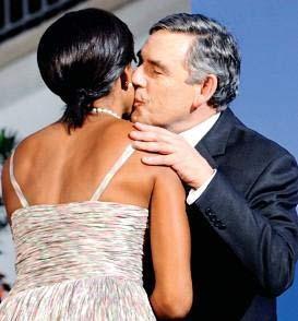 Brown, Michelle'i öpünce Obama, Sarah'ın elini bırakmadı
