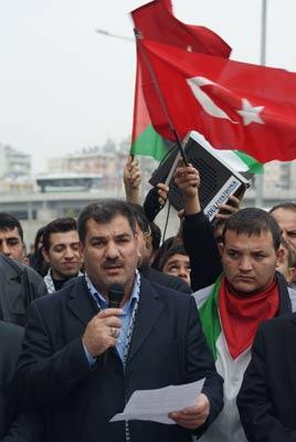 ADANA... Adana Filistin Dayanışma Platformu Sözcüsü Ali Aygün, Hıristiyan ve Müslümanların yeraldığı yüzlerce araçlık 'Filistin'e Özgürlük Konvoyu'nun Mısır sınırında engellemelerle karşılaştığını hatırlatarak, Mısır hükümetini kınadı.