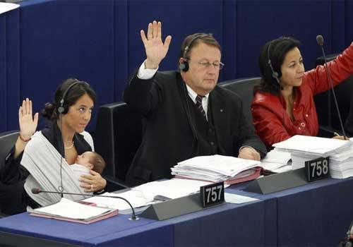 İtalyan parlamenter, bebeğinin alnına sık sık öpücük kondururken, diğer milletvekilleri de fazla gürültü çıkarmamaya özen gösterdi.