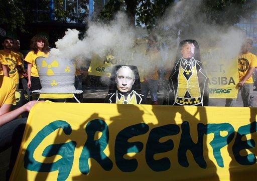 Greenpeace üyesi bir grup, Ankara Milli Müdafa Caddesi'nde nükleer enerji karşıtı protesto gösterisinde bulundu
