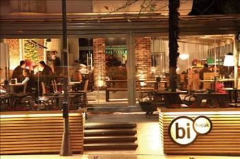 BİBUÇUK
Burger restoranları da açacak

Bibuçuk, şimdi de burger&wrap konseptinde restoranlar açıyor. Bu konseptte çok çeşitli hamburger seçenekleri var. Özel dana etinden çekilmiş burger kıyması, yine özel bir şekilde lezzetlendirilip dinlendirilerek elde yoğrularak şekillendiriliyor. Ardından kömür ızgarada kurutulmadan pişirilerek servis ediliyor. Standard hamburger ve cheeseburger'in yanı sıra Bibuçuk'a özgü barbeque burger, chefburger, keçi peynirli burger ve isli Çerkez peynirli burger, farklı ve öne çıkan çeşitler. Bibuçuk'un halen İstanbul Suadiye ve Beyoğlu'nda iki restoranı var. Bu yılın sonunda, Bağdat Caddesi'nde halen tadilatta olan şube yeniden açılacak. Halen hizmet veren iki şube şirket tarafından işletiliyor. Önümüzdeki yıl franchise vermeye hazırlanan şirket, bu sıralar altyapıyı hazırlamaya çalışıyor.