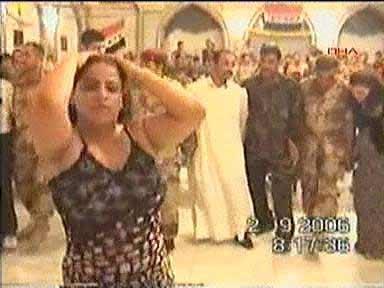 Saddam Hüseyin'in Tikrit'teki sarayında felekten bir gece çalan Amerikalı askerler ve Kürt peşmergeler Kürt ve Arap kadınlarla böyle eğleniyorlar...
