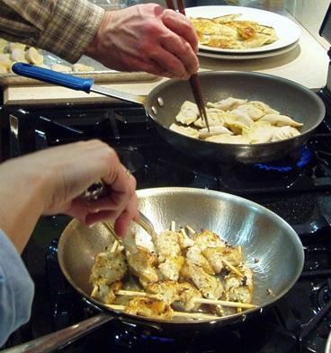 Yemeği sıvı yağla pişirin...
Yemekleri pişirirken margarin ve tereyağından kaçınılmalı, sıvı yağlarla yemek yapılmalı. Etli yemeklerde de yağsız et kullanılmalı. Kızartma yerine ızgara veya buğulama veya fırında pişirme tercih edilmeli.