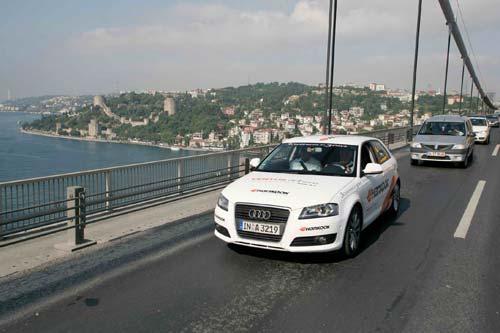 Gerhard Plattner, Audi A3 ile 72 saatte üç kıtayı kat ederek bir dünya rekoruna imza attı.