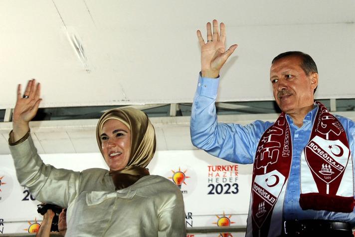Ecevit, Bahçeli, Yılmaz altına imzayı koydular, idamını ertelemek suretiyle kurtardılar. MHP Genel Başkanı Diyarbakır'a gitti. Açık söylüyorum, çok sevindim. Sivas'ın ötesine geçmesini er geç sağladık. Fakat sayın Bahçeli, neden BDP'ye tek kelime söyleyemedi? AK Parti'ye karşı kağıttan kaplan kesiliyor. BDP'ye karşı neden böyle kuzu oluyorsun? CHP'nin BDP ile yaptığı Hakkari mitingine, iş birliğine, özerklik vaadine neden çıtın çıkmıyor? Bu bir tezgah. Kim var? Bu tezgahın içinde CHP, MHP, BDP var. Başka kim var, illegal örgütler, emekli siyasetçiler, iş adamları. Başka, o malum medya kuruluşları. Bazı malum uluslararası medya kuruluşları var. Ama bu tezgahın karşısında AK Parti var, millet var. Eyvallah bu oyunu millet bozacak. Statüko partilerinden bu ülkeye hiç bir fayda gelmedi, gelmeyecek. Onun için sizden çok daha güçlü bir evet bekliyorum. Bizim güç kaybetmeye tahammülümüz yok. Daha güçlenerek gelmemiz lazım değil mi" dedi.