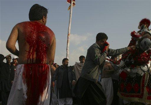 Pakistan'da kanlı kerbela matemi