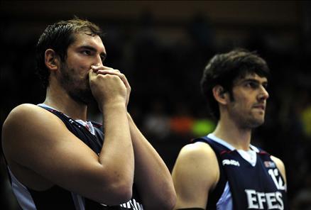 Basketbol Ligi play-off final serisinin 3. maçında Efes Pilsen, normal süresi 75-75 biten karşılaşmada uzatmada öne geçerek seriyi 2-1'e getirdi.
