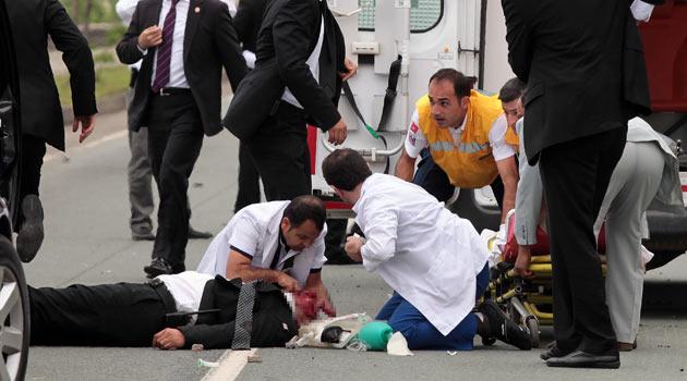 Hopa'da Başbakan'ın konvoyuna yapılan taşlı saldırıda ortaya çıkan fotoğraf Türkiye'nin gündemine oturdu. Fotoğrafta, konvoy taşlanırken jandarmanın olup biteni seyrettiği görülüyor.