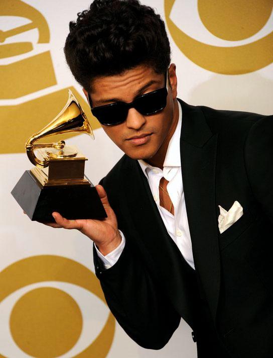 Yılın En İyi Erkek Pop Şarkıcısı: Bruno Mars, "Just the way You Are".