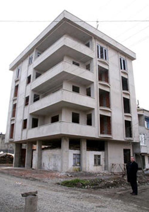 Samsun'un Çarşamba ilçesinde eski evlerini yıkmadan üzerine çok katlı binalar yapan vatandaşlar, görenleri şaşkına çeviriyor.