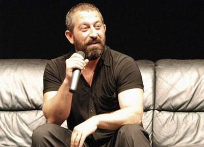 <b>İki kez ameliyat oldu</b>
<br><br>
10 yıl önce vatani görevini yaparken ikişer iğne GATAda bel fıtığı ameliyatı geçiren Cem Yılmaz, geçen ay yine fıtık ameliyatı oldu. Ünlü komedyen Bu fıtık beni fıtık etti. Neler çektim dedi. Yılmaz, ameliyat sonrasında uzun süre yürüyemedi. <br> <strong><br>HABER7<br> </strong><br>