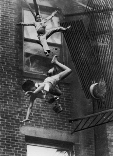 22 Temmuz 1975'te Boston'da Marlborough Sokağındaki yangında alevlerden kurtulmak için atlayan kadın ve  genç kızın yaşadığı panik Stanley J. Forman tarafından görüntülenmişti