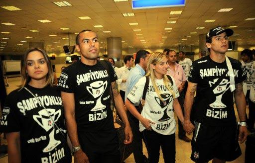 Şampiyonluğu göğüsleyen Beşiktaş, İstanbul'a geldi. Siyah-beyazlıları gece yarısı coşkulu bir kalabalık karşıladı. Kafile otobüsü Ümraniye'deki tesislere kadar güçlükle ilerleyebildi.