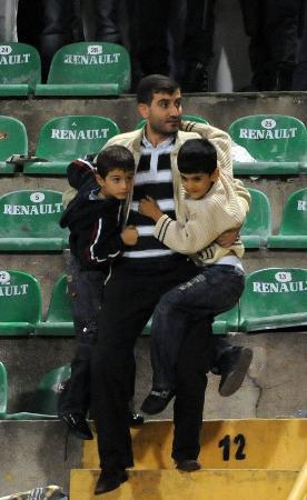 Bursasporun Diyarbakırsporu konuk ettiği maçta yaşananlar gündeme bomba gibi düştü. 2 takımın taraftarları arasında çıkan olaylarda koltuk ve taş yağmuru yaşanırken 2si çocuk, 10 kişi yaralandı.