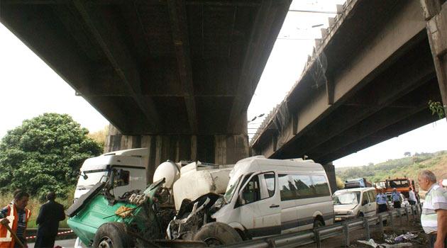 Kocaeli'nin Dilovası ilçesinde viyadükten düşen bir tankerin araçlara çarpması sonucu ilk belirlemelere göre, aralarında örencilerin de olduğu 10 kişi yaralandı.