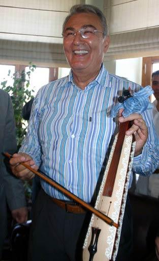 Deniz Baykal, Trabzon'da moral buldu. Hamsi yiyen Baykal, kemençe çaldı.