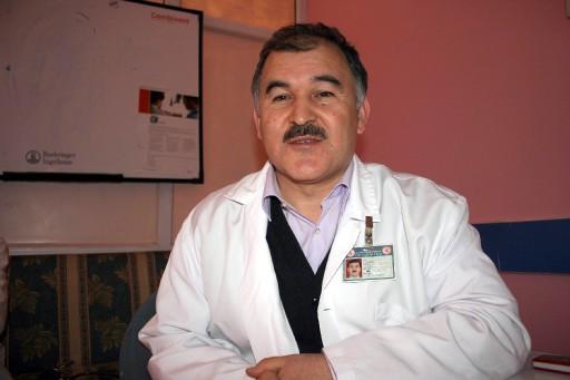 Y&uuml;z&uuml;nc&uuml; Yıl &Uuml;niversitesi Tıp Fak&uuml;ltesi Araştırma Hastanesi G&ouml;ğ&uuml;s Cerrahi Servisi Ana Bilim Dalı Başkanı B&uuml;lent &Ouml;zbay, ''Hastanın solunum yolları daraldığı i&ccedil;in pozitif basın&ccedil;lı vantilat&ouml;r adını verdiğimiz cihazlar ve maskeyle solunumuna yardımcı olduk. &Uuml;st solunum yolunda bir daralma olduğu i&ccedil;in oksijensiz kaldı. Anında m&uuml;dahale yapmamıza rağmen hastaneye getirilinceye kadar ge&ccedil;en evrede oksijensizliğe bağlı olarak hafıza kaybı yaşamış. Ayrıca bu &ouml;r&uuml;mceğin zehrinin v&uuml;cutta kalıcı bir etkisi var mı? Bu konuda doğrusu &ccedil;ok bilgi sahibi değiliz. Ama oksijensiz kalan hastalarda bu gibi sorunlar, hafıza kaybı olabiliyor" dedi.