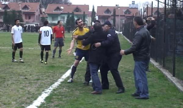 Sakarya'da oynanan Kırkpınarspor, As Akyazıspor amatör küme maçında olaylar çıktı. Akyazı Belediye Başkanı Yazıcı sahaya girip oyunculara saldırmaya kalkıştı.