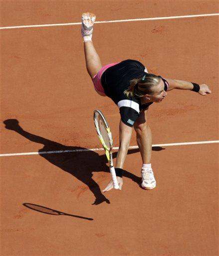 Fransa Açık'ta bayanlar yarı final maücadelesinde Rus tenisçi Svetlana Kuznetsova, Avustralyalı Samantha Stosur'u 2-1 yenerek finale yükseldi. Kuznetsova finalde vatandaşı Dinara Safina ile karşılaşacak.
