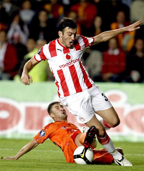 Galatasaray'ın, 2003-04 sezonunda Şampiyonlar Ligi'nde eşleştiği Olympiakos'a karşı her iki maçta da oynayan Ayhan ve Sabri, Yunan ekibine karşı yine forma giydi.