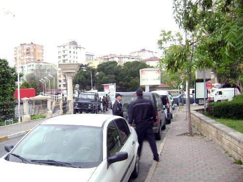 Kadıköy Bostancı'da polisin bir hücre evine düzenlediği baskın sonucu çıkan çatışmada çok sayıda polis, bir gazeteci ve vatandaş yaralandı