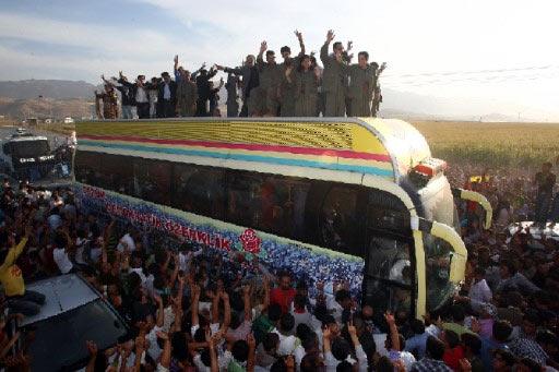 Dün teslim olan ve bugün pişman olduklarını beyan ettiklerini açıkladıktan sonra mahkemede serbest bırakılan PKK'lılar Habur'dan coşku içinde ayrıldı. PKK'lılar DTP otobüsü üstünde halkı selamladı...