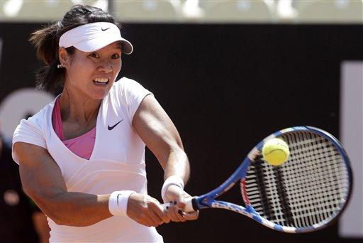 Avustralyalı raketin rakibi, Macar Greta Arn'ı 6-3 ve 6-1'lik setlerle 2-0 yenen 4 numaralı seribaşı Çinli Na Li oldu.
<br><br>
Roma Açık Tenis Turnuvası'na yarın yapılacak yarı final maçlarıyla devam edilecek.