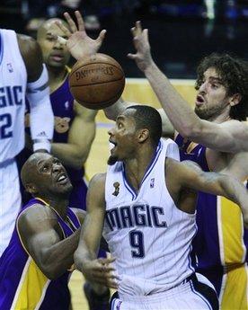 Hidayet'in de forma giydiği NBA final serisi 4. maçında Los Angeles Lakers, Orlando Magic'i uzatmalarda yıkmayı başarırken malesef Hidayet son anlarda kendine bağlanan umutları yıktı