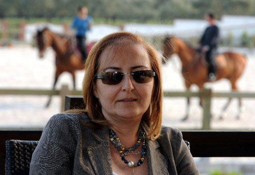 Seferihisar Bademler Köyü Boyzer mevkisinde kurulan Konvoy Country Club'da konaklayan atlar, egzersiz sonrası solaryuma giriyor, özel malzemelerden yapılmış ahırlarda kalıyor.